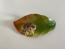 Load image into Gallery viewer, Small Leaf with Frog
